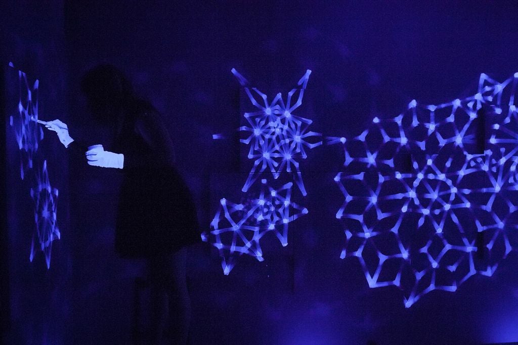 Artist Molly Rose Freeman live painting her mural for her “Hourglass” installation at Beep Beep Gallery, 2014, Photo by Dustin Chambers.