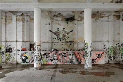 Richard Sexton, hip Hop Lounge, Club Cartagena; archival pigment print, 21 by 31 ½ inches.